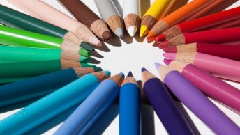 Crayons de couleur multicolores